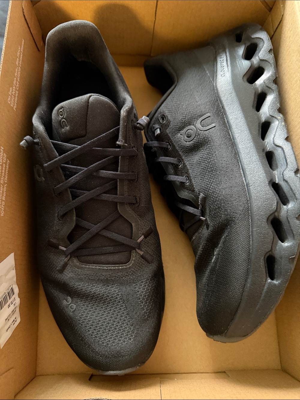 On Running Cloud Men's Athletic Shoes in Black size men’s 7